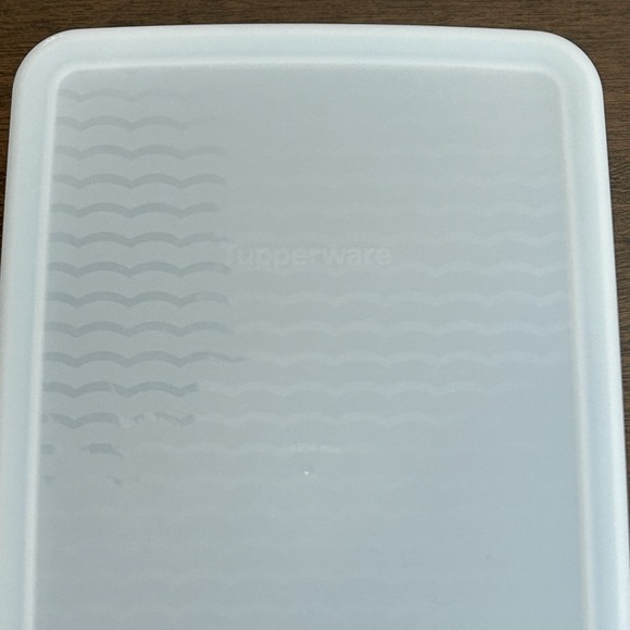 TUPPERWARE FRIDGESMART MEDIUM VENTED VEGGIE FRUIT KEEPER - Picture 7 of 14